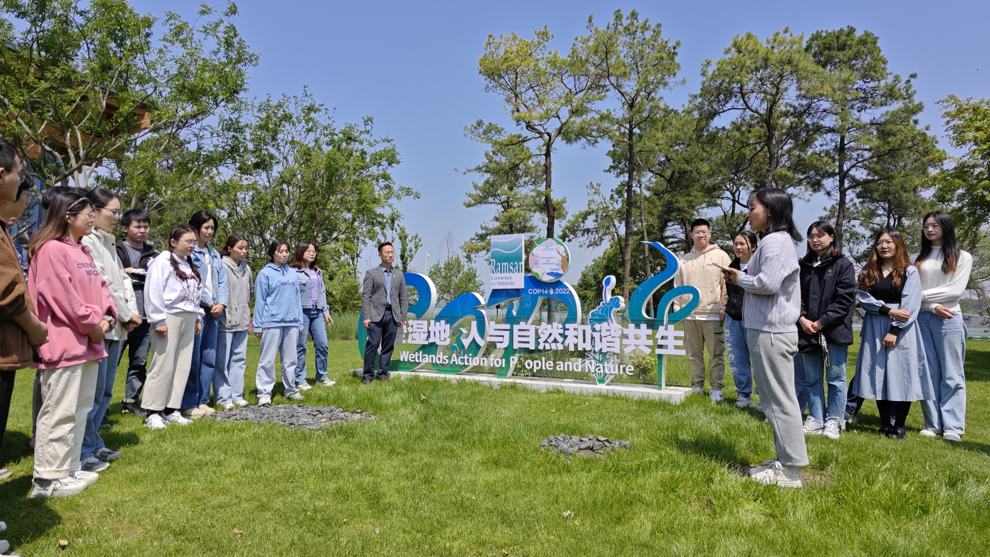 研究生宣讲团成员周玉琪在东湖绿道旁为师生们进行“沉浸式”实景宣讲