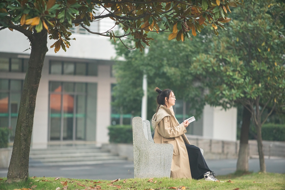 王嘉薇在三教前阅读（学通社记者 李靖威 摄）