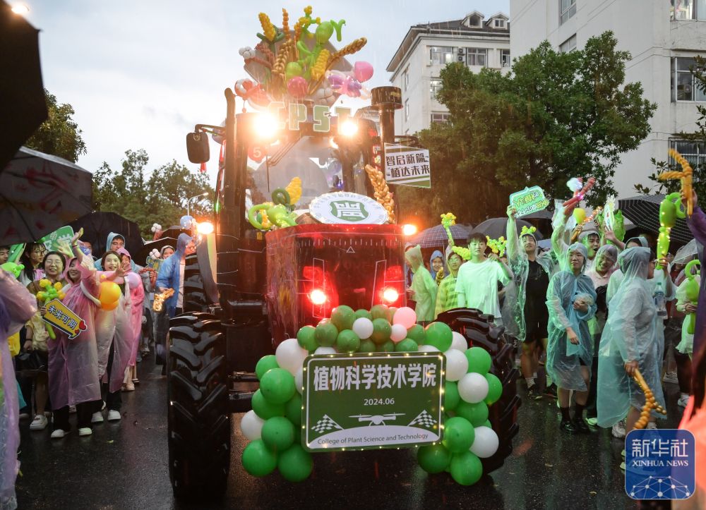 6月21日，农机花车队伍在华中农业大学校园里冒雨巡游。2