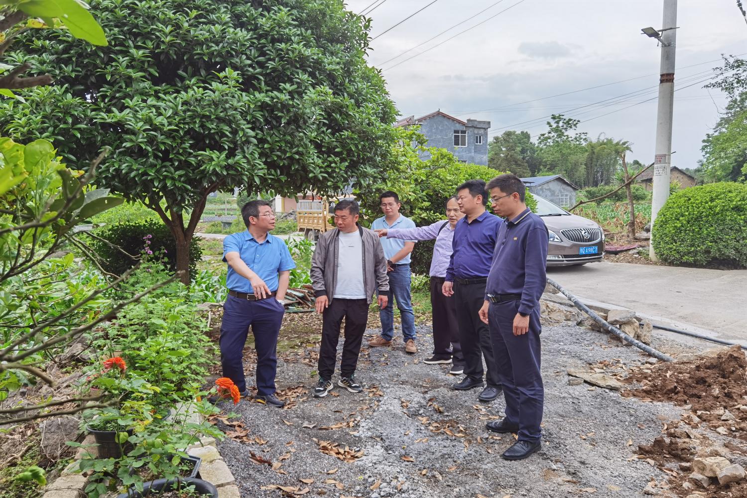 龙健飞一行实地调研安乐井社区黄家湾群众广场建设-张涛摄(1)