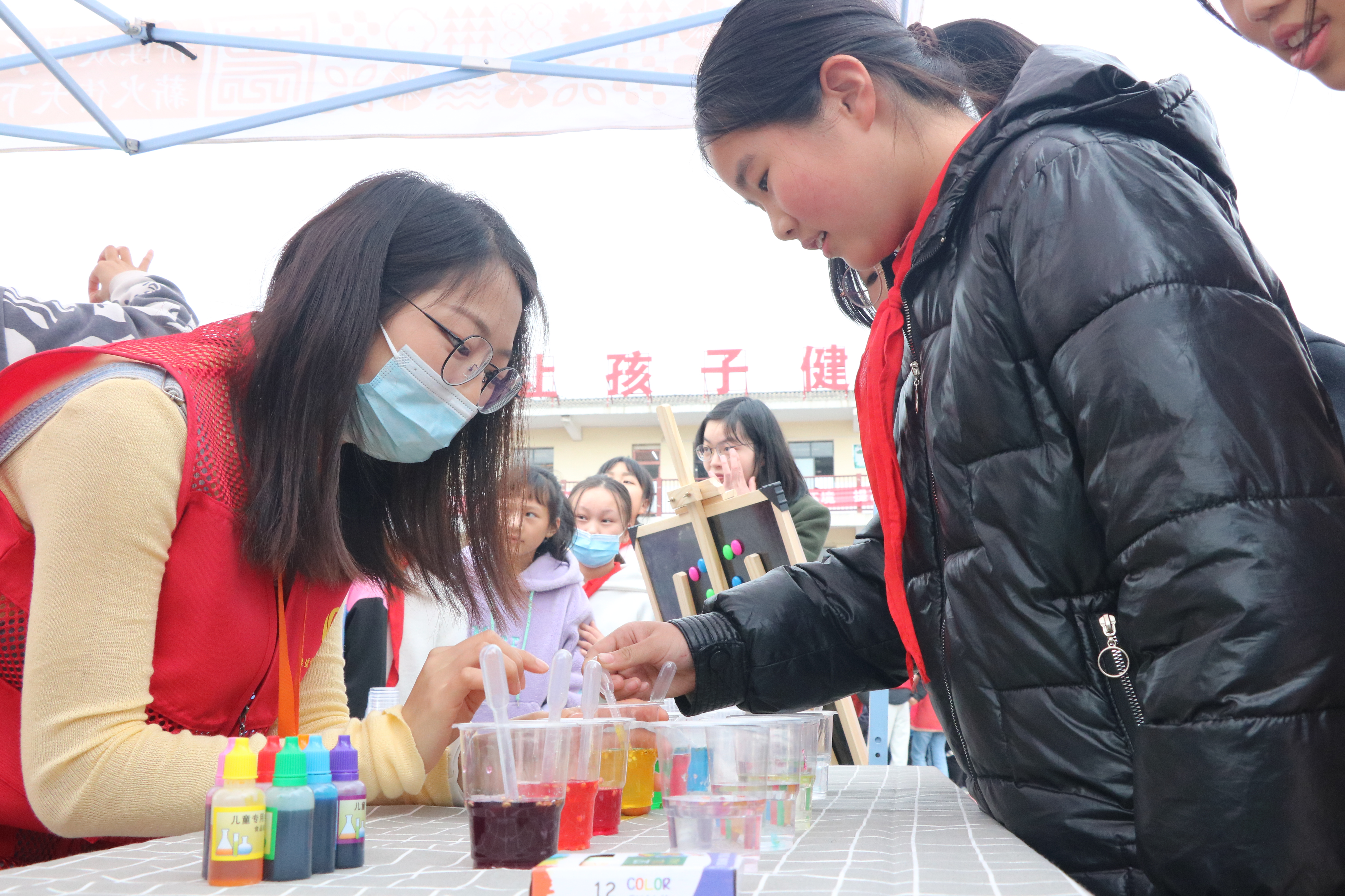 小学生们体验制作人工种子(王研浩 摄)