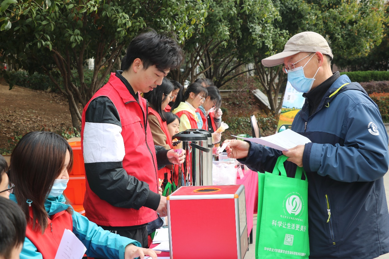 居民参与答题集章活动（张帆 摄）