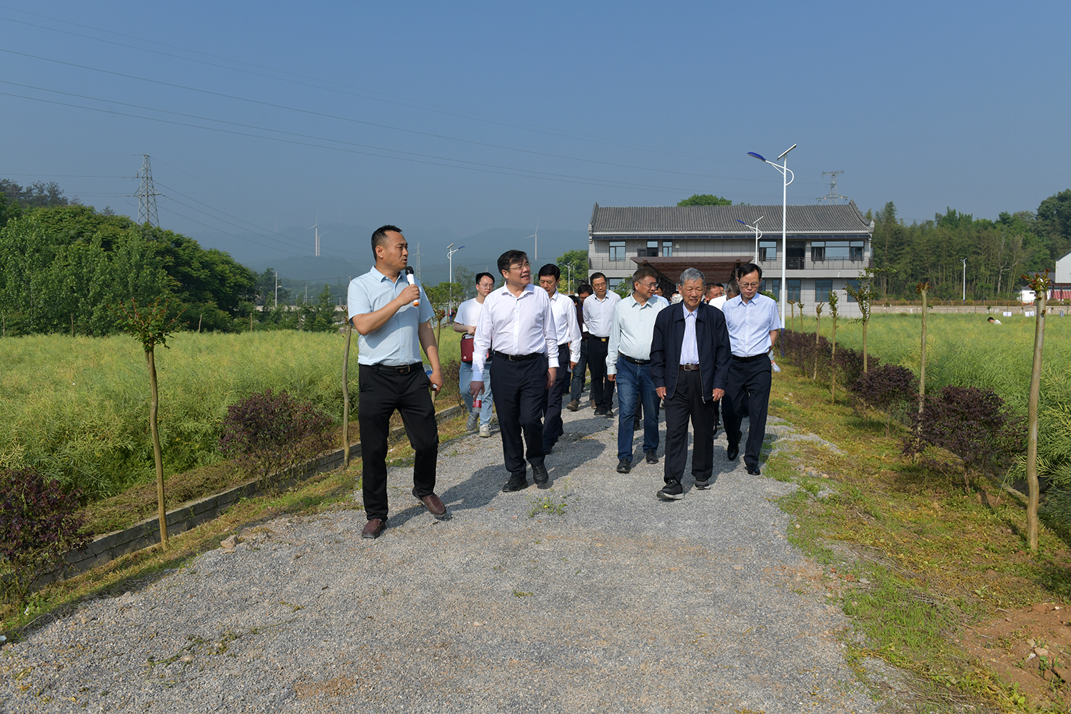 张椿雨教授在傅廷栋院士工作站向与会代表介绍项目有关情况（记者-刘涛-摄）