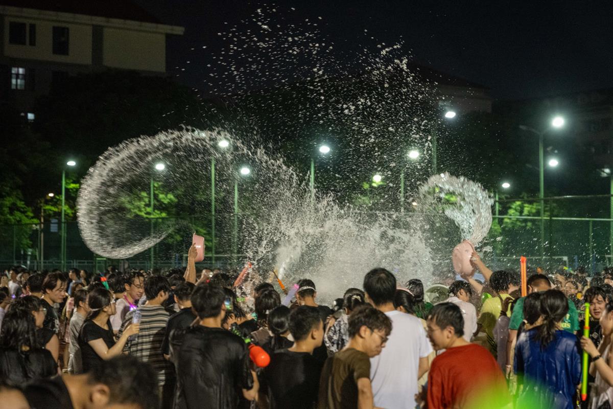 水花漫天