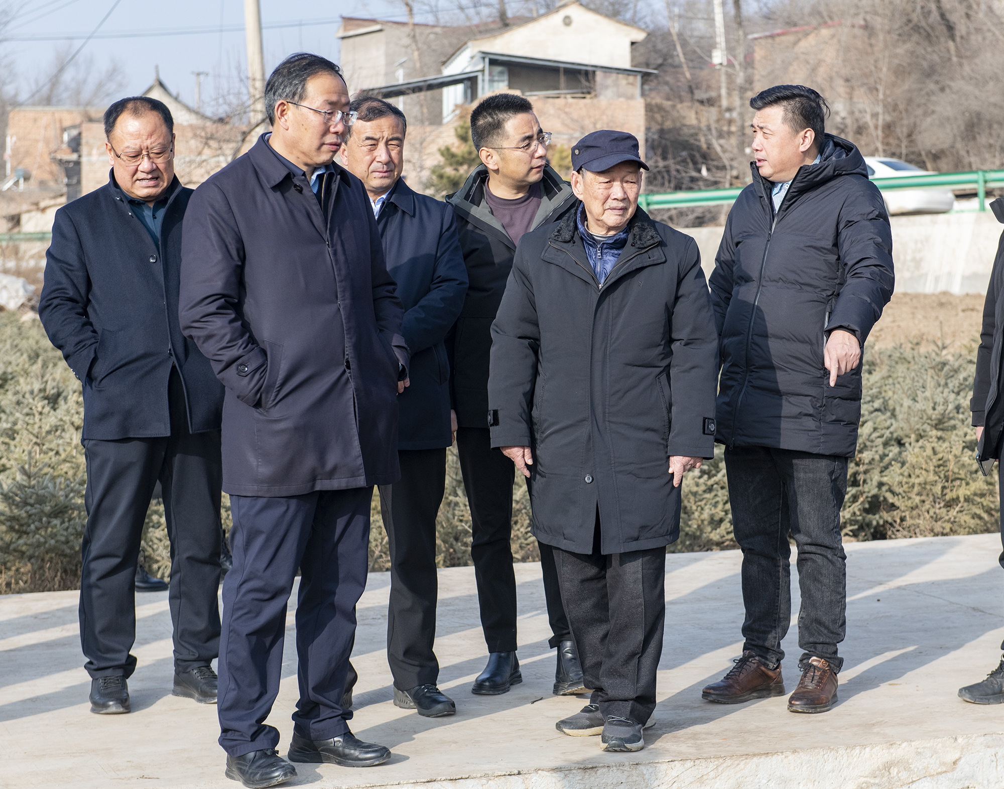 傅廷栋一行考察油菜北繁基地候选地块（记者 刘涛 摄）