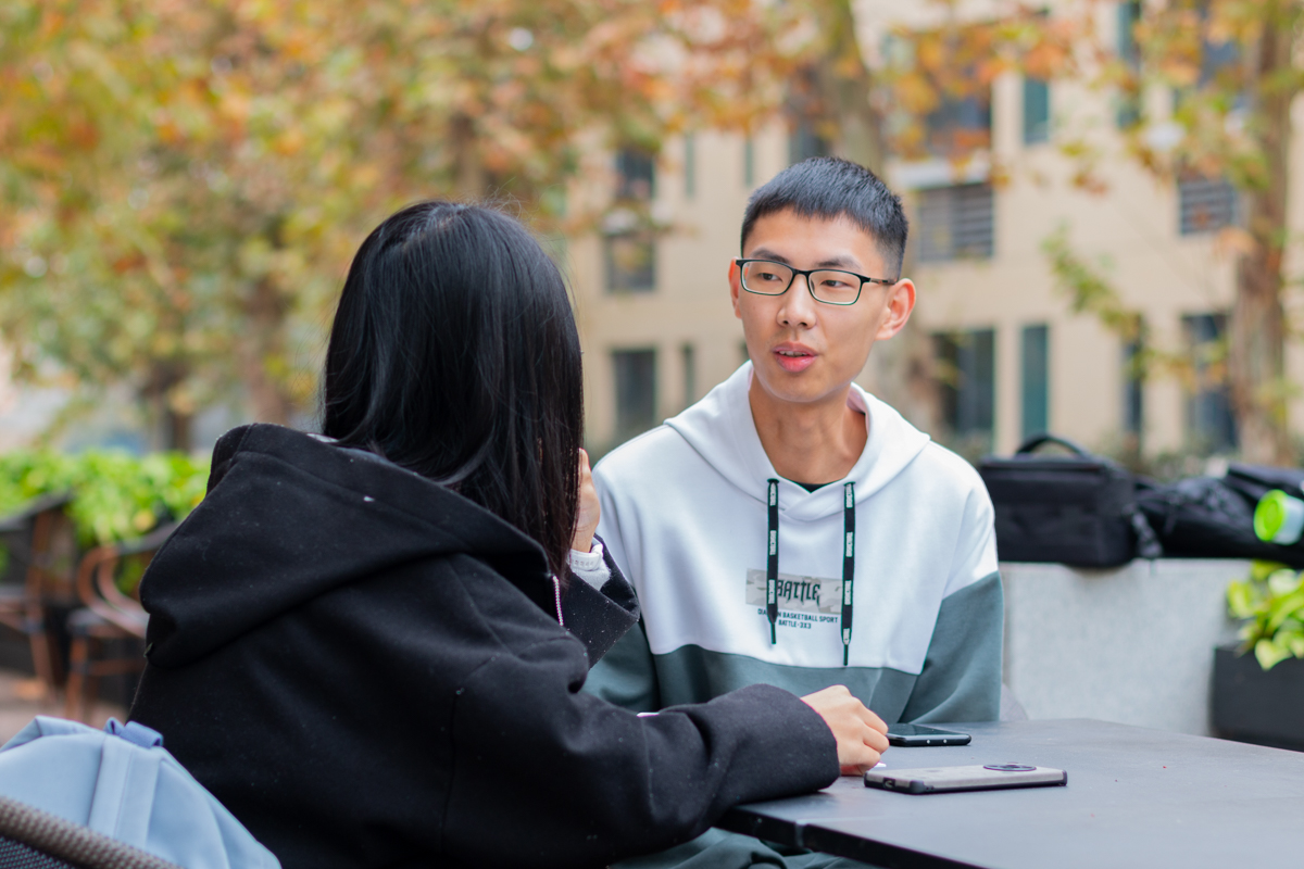 “大学生标兵”卢家伟接受采访（学通社记者 黄瑞杰 摄）