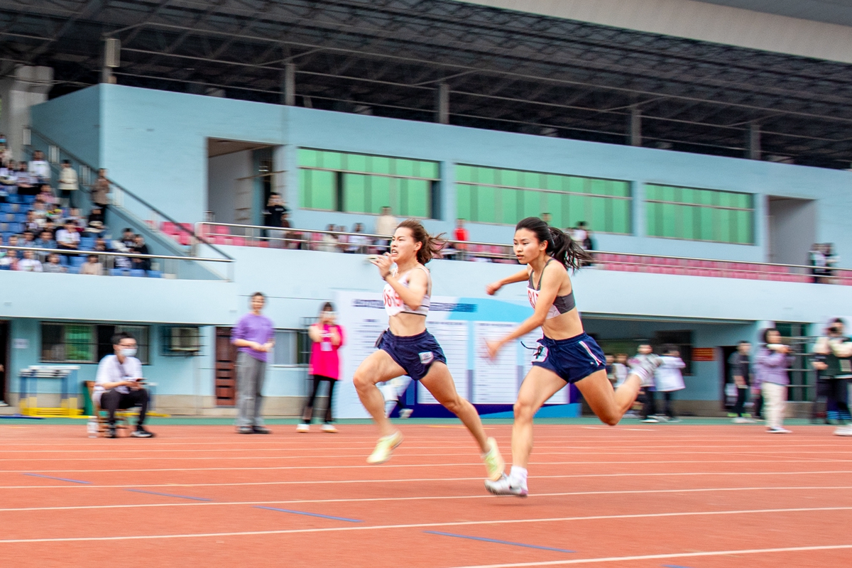 薛纪萱（左）与杨家琪在女子100米决赛中冲过终点（学通社记者 沈诗艺 摄）